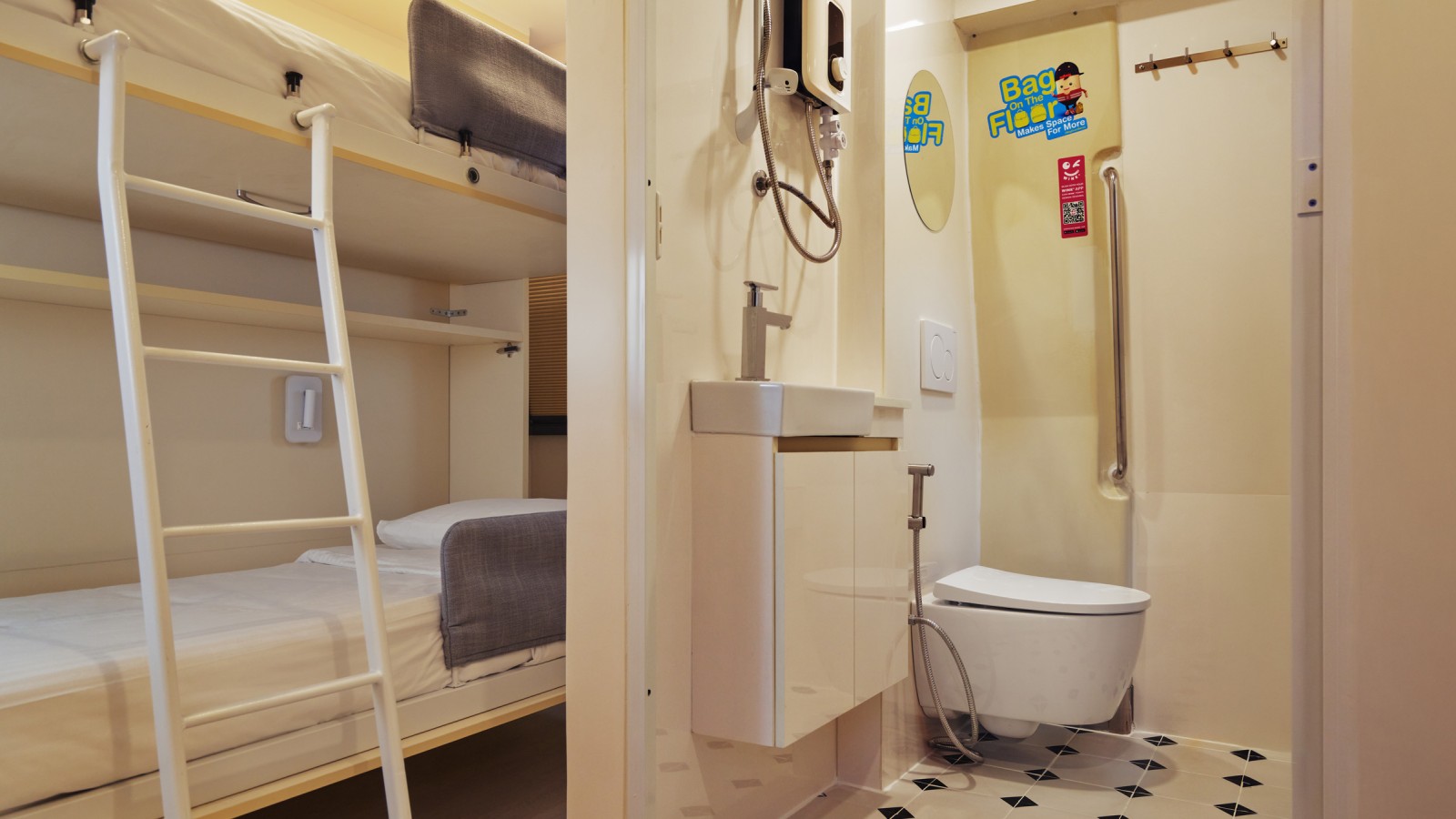 Praktikus megoldás: Az egyedileg gyártott ágyak használaton kívül egyszerűen felhajthatók (© Watson Lau)