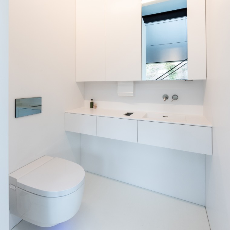 Minimalista design, maximális kényelem – Geberit AquaClean Mera Comfort higiéniai berendezés (© Lucas van der Wee)