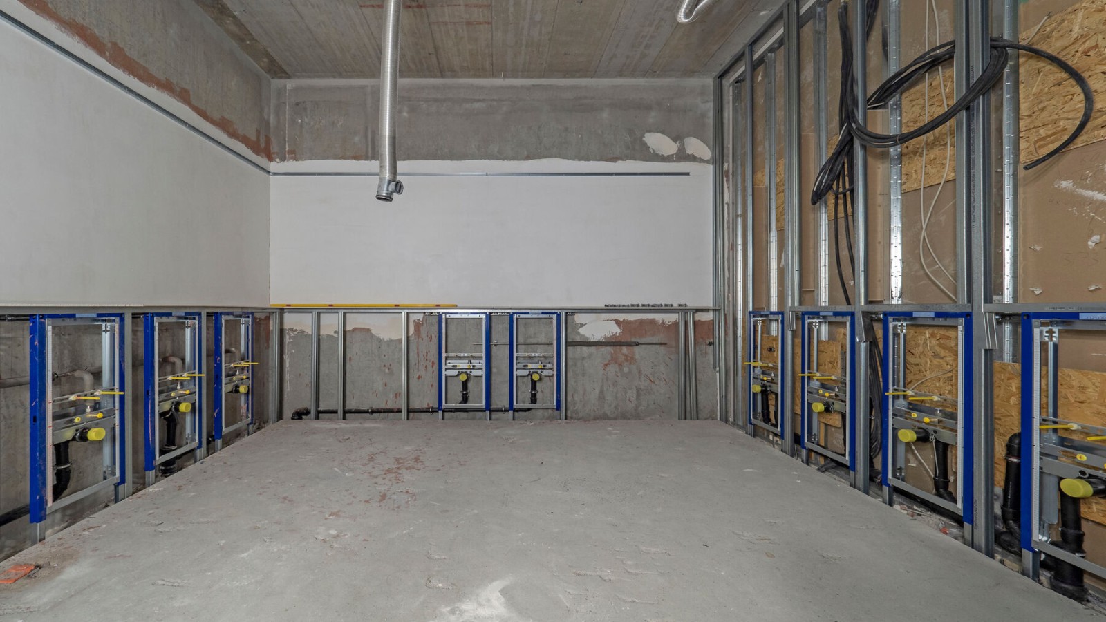 A 12-es csarnok szaniterhelyisége szerkezetkész állapotban A 12-es csarnok szaniterhelyisége szerkezetkész állapotban