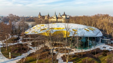 Egy gomba a parkban? A „Magyar Zene Háza” ikonikus tetőszerkezete felülről nézve. (© Városliget Zrt.)