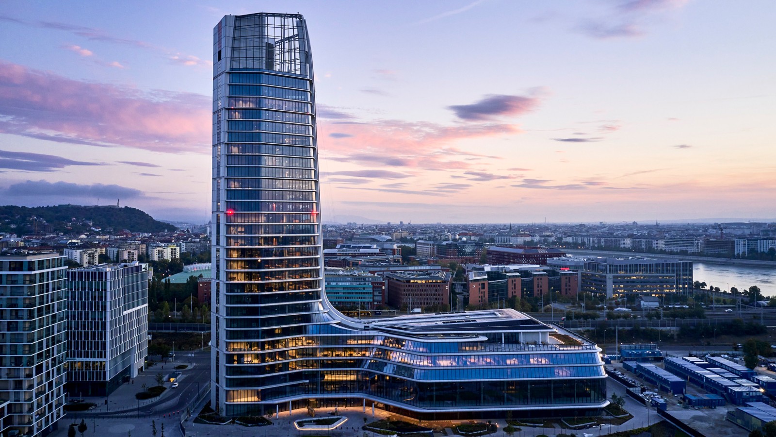Már messziről látható: A MOL Campus a 143 méteres tornyával és a mellette lévő pódiummal Magyarország legmagasabb épülete lett (© MOL Group) Már messziről látható: A MOL Campus a 143 méteres tornyával és a mellette lévő pódiummal Magyarország legmagasabb épülete lett (© MOL Group)