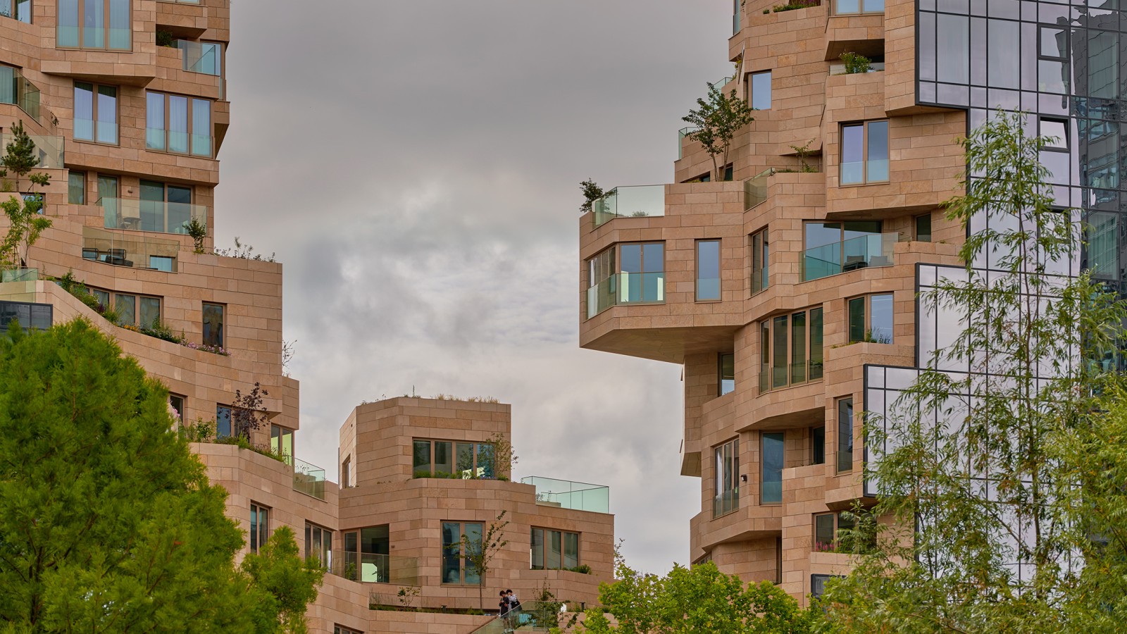 A most még csupasz homlokzat hamarosan bezöldül: összesen 155 növényfajta terem itt (© Marcel Steinbach) A most még csupasz homlokzat hamarosan bezöldül: összesen 155 növényfajta terem itt (© Marcel Steinbach)