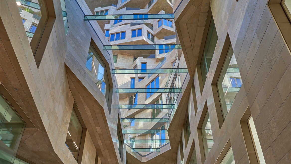 A felsőbb emeleteken egy lépcsőzetes kialakítású lakókörnyezet látványa tárul elénk (© Marcel Steinbach)
