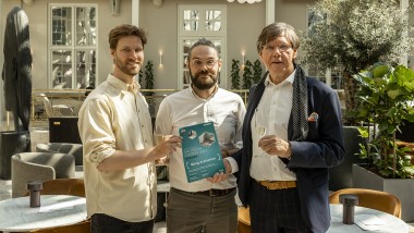 A díjnyertes terv a Bjerg Arkitektur ügyvezető igazgatója, Kjeld Bjerg (balról), valamint Carsten Wraae Jensen és Mads Bjerg Nørkjær építész munkáját dicséri. (© Wilfred Gachau)
