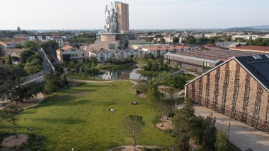 Az arles-i LUMA kulturális központ: Az előtérben a stúdiópark és a nagy rendezvényterem, a háttérben pedig Frank Gehry 56 méter magas tornya (© Rémi Bénali, Arles)