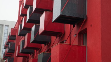 A frankfurti Goldsteinstraße új látványossága egy feltűnő, vörös épület, amelynek a homlokzatát kocka alakú erkélyek díszítik. (DE) (© Geberit)