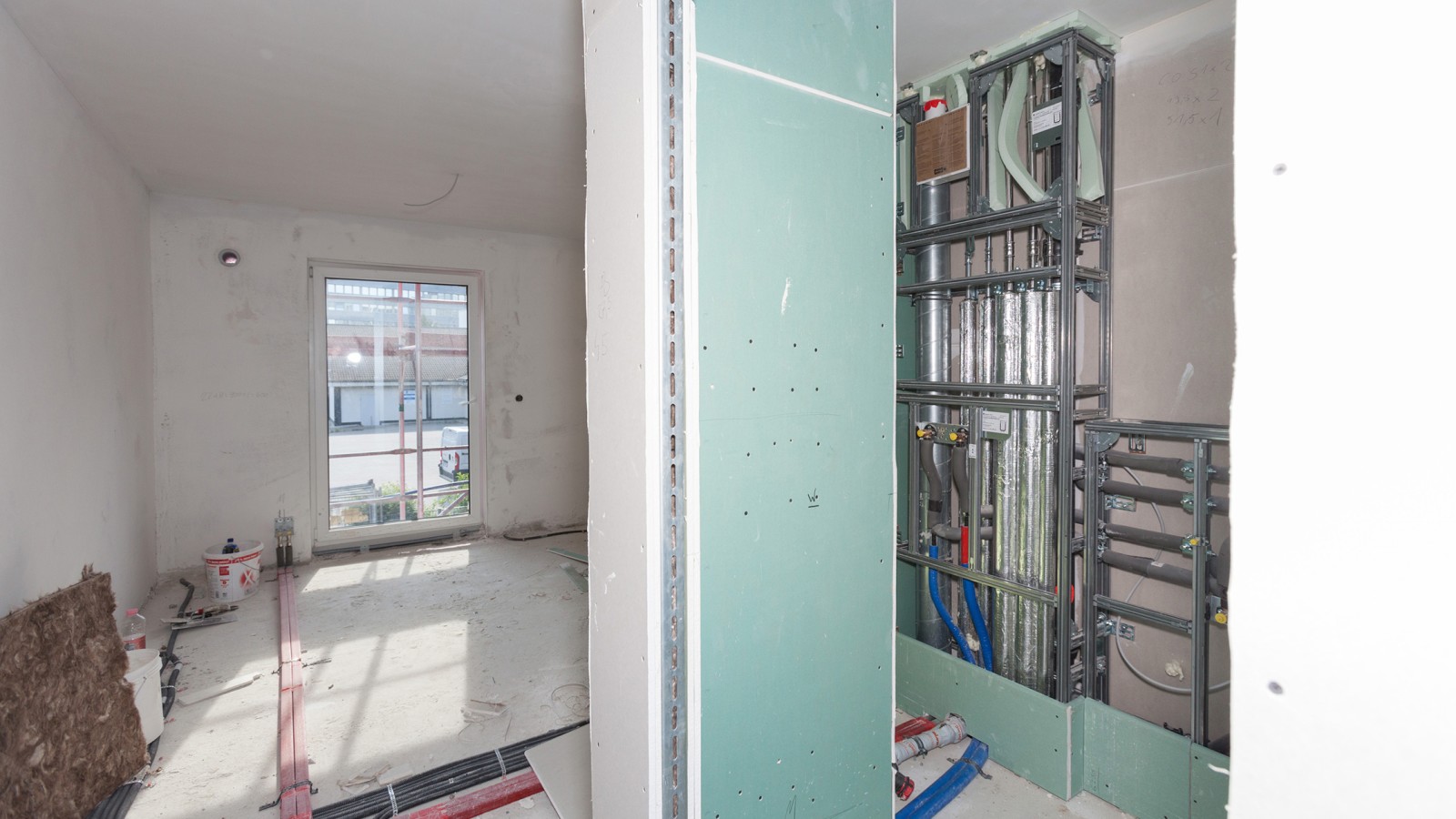 A komplett ívóvíz- és szennyvízelvezető rendszerhez használt, előszerelt Geberit GIS falsík előtti szerelőelemekkel három hónappal hamarabb sikerült befejezni az építkezést. (© Geberit)