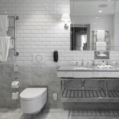 Fürdőszoba AquaClean Mera higiéniai berendezéssel (© Andy Liffner)