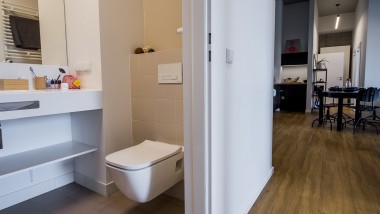 Helynövelő design: Minifürdőszoba a LivinnX kollégium egyik lakóegységében. (© Jaroslaw Kakal/Geberit)
