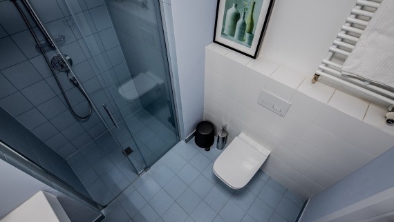Még a legkisebb fürdőszobák is hűen tükrözik a lakók egyéni ízlését. 1. példa (© Jaroslaw Kakal/Geberit)