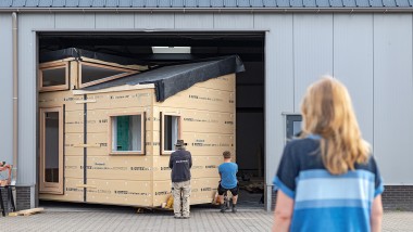 Költözik a kis ház: 2022 májusában a „Sprout” a műhelyből átköltözött Olst-Wijhe zöldövezetébe. (NL) (© Chiela van Meerwijk)