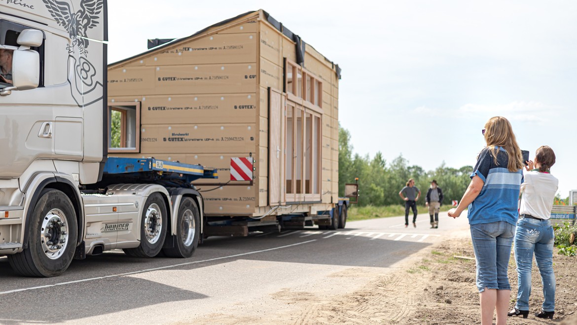 A „tiny house” szállítása (© Chiela van Meerwijk)