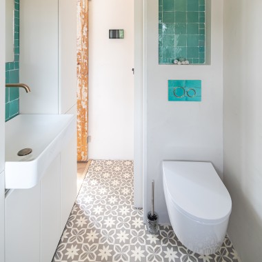 Minden, ami egy kis fürdőszobában kell: a WC, a működtetőlap és a pultra ültethető mosdó is a Geberit terméke. (© Chiela van Meerwijk)