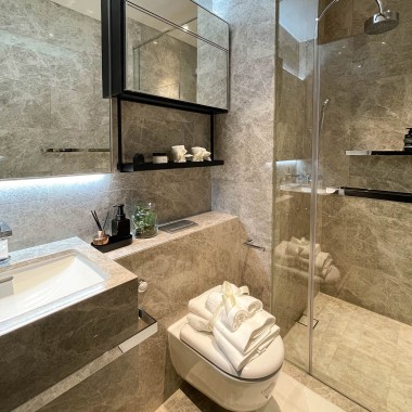 Vendégfürdőszoba: kényelem minden mennyiségben a szűkös helykínálat ellenére. (© Guocoland Limited)