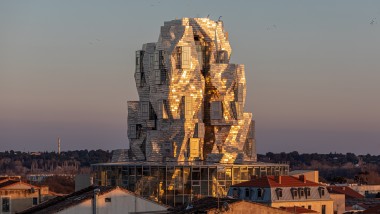 A torony homlokzatának különleges réteggel bevont alumíniumlemezei visszatükrözik az esti nap sugarait, szinte természetfeletti hangulatot teremtve (© Adrian Deweerdt, Arles)
