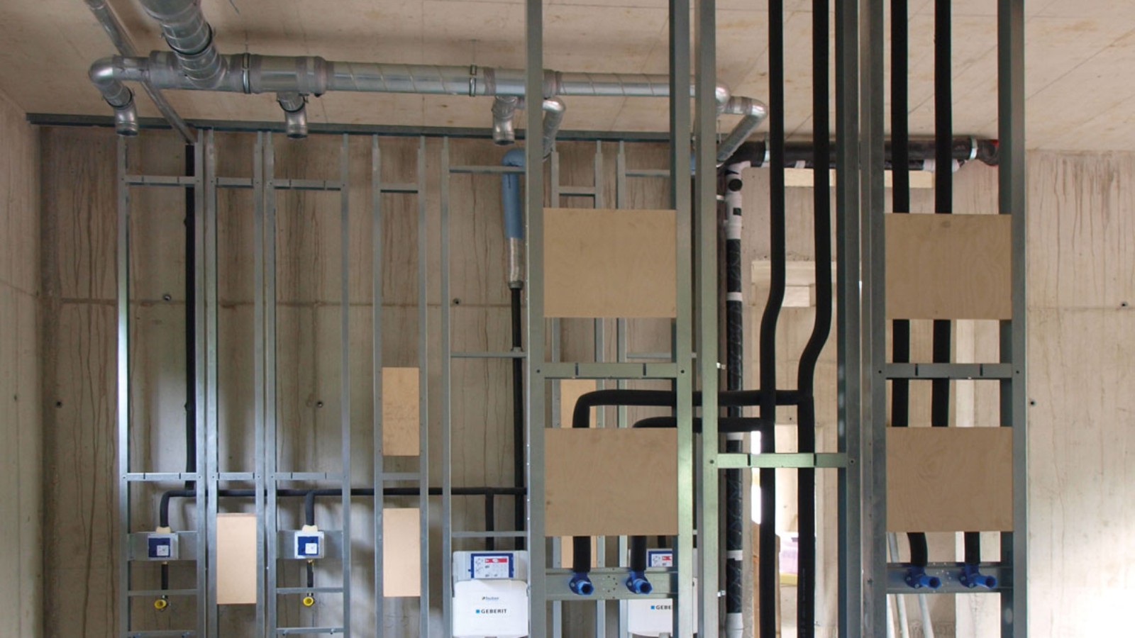 Ehhez kevés ejtővezetékre van szükség - így a telepítés viszonylag keskeny területet igényel. (© Geberit) Ehhez kevés ejtővezetékre van szükség - így a telepítés viszonylag keskeny területet igényel. (© Geberit)