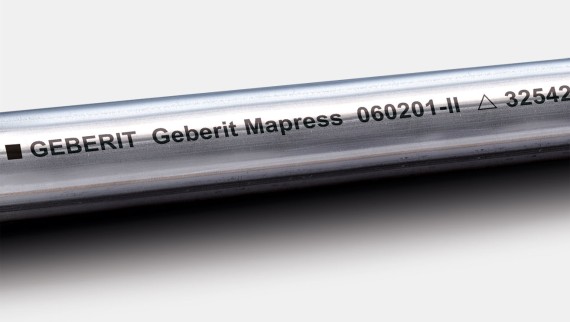 A fekete feliratozás a Geberit Mapress CrNiMo rozsdamentes acél rendszercsövet jelöli