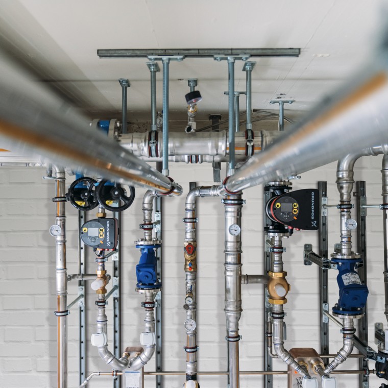 A Geberit Mapress Therm megbízható védelmet nyújt a külső korrózióval szemben olyan zárt keringetésű hűtő- vagy hidegvizes-rendszerekben, ahol kondenzátum képződik A Geberit Mapress Therm megbízható védelmet nyújt a külső korrózióval szemben olyan zárt keringetésű hűtő- vagy hidegvizes-rendszerekben, ahol kondenzátum képződik