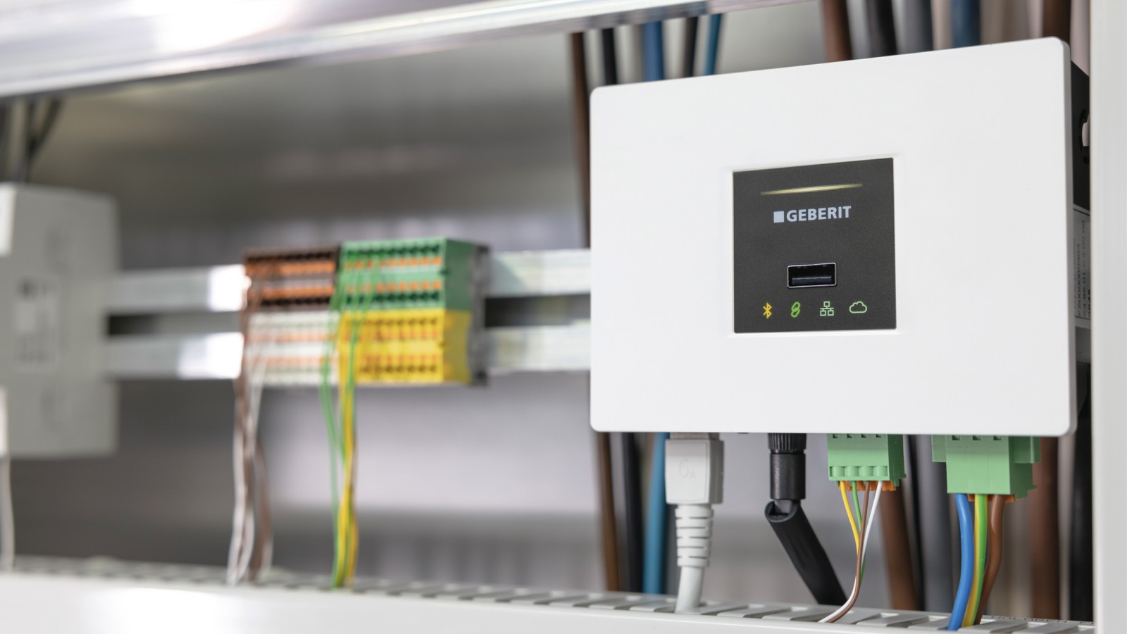A Geberit Gateway beépítése közvetlenül a kapcsolószekrénybe A Geberit Gateway beépítése közvetlenül a kapcsolószekrénybe