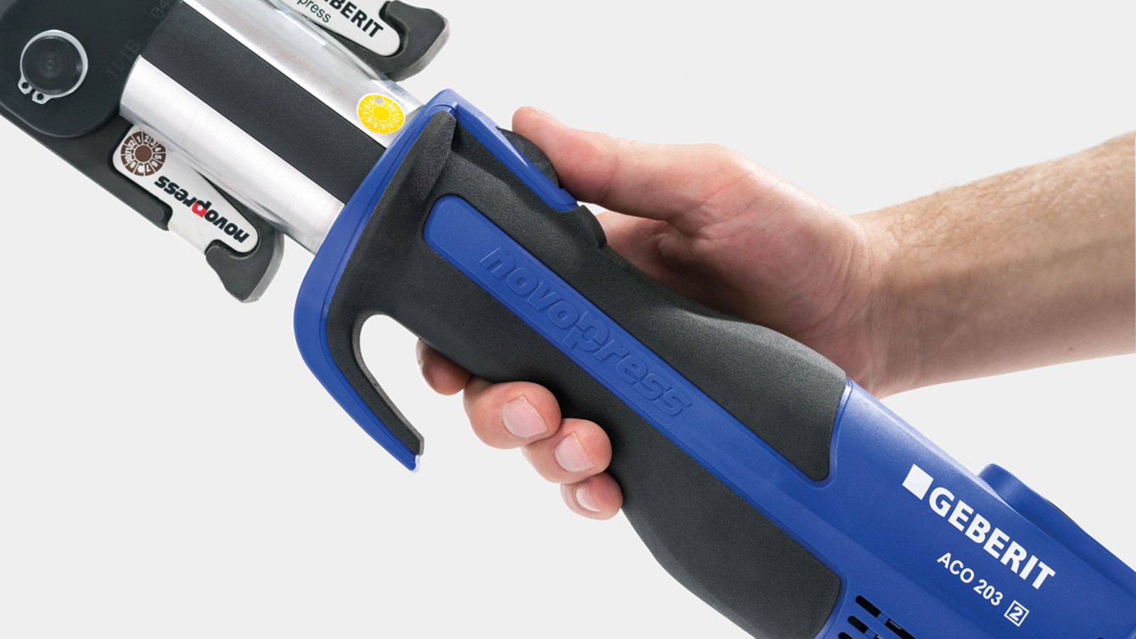 Présszerszám ergonomikus kezelése csúszásmentes és kompakt fogantyúval Présszerszám ergonomikus kezelése csúszásmentes és kompakt fogantyúval