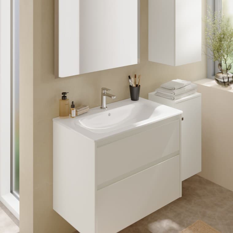 Sokoldalúan használható és stílusos design: A számos méretben és kivitelben kapható Geberit Selnova Square mosdók meglévő és új épületek esetében is ideális megoldást jelentenek. Sokoldalúan használható és stílusos design: A számos méretben és kivitelben kapható Geberit Selnova Square mosdók meglévő és új épületek esetében is ideális megoldást jelentenek.