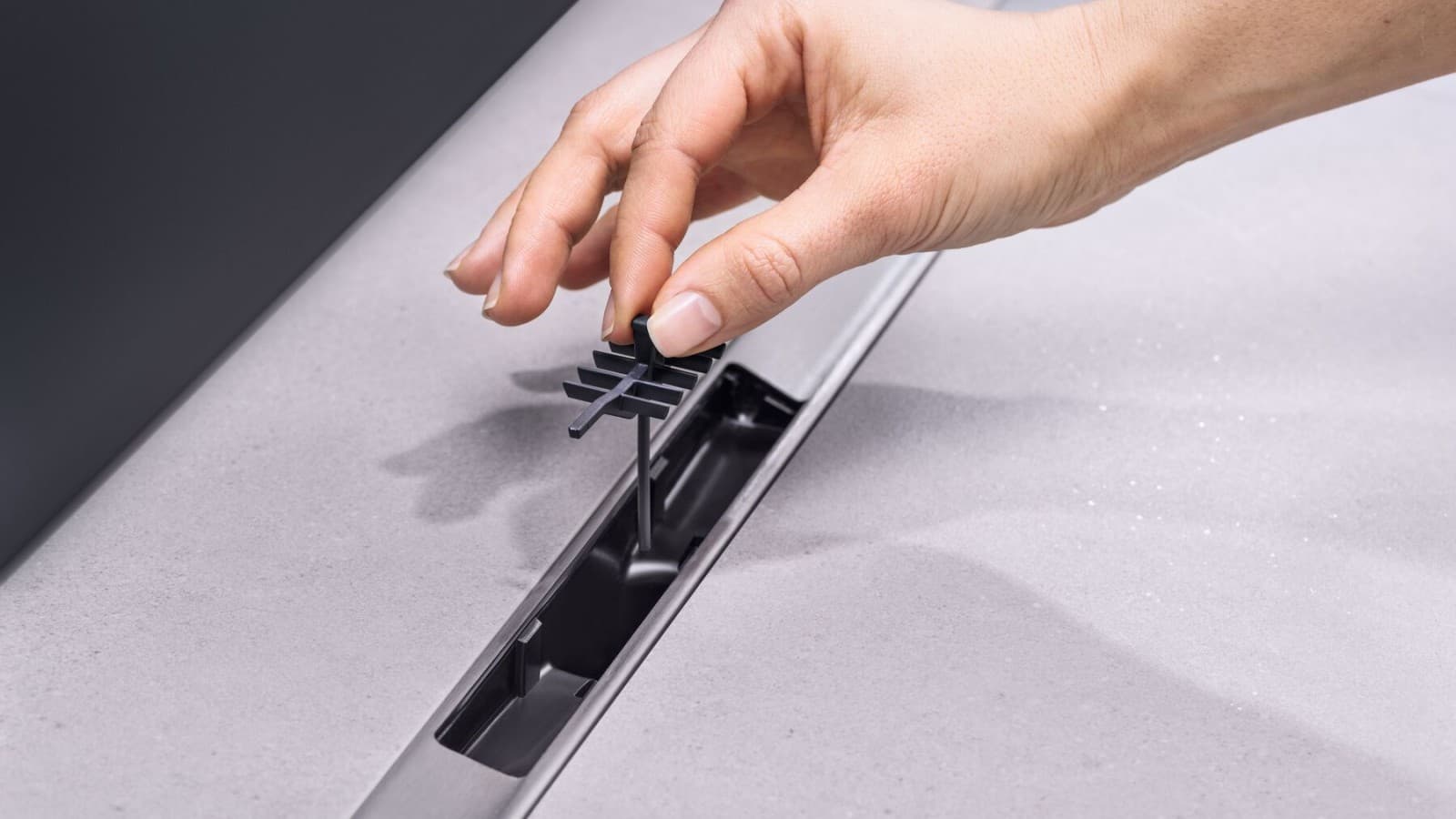 Fésűs szűrő a Geberit CleanLine50 zuhanyfolyókában Fésűs szűrő a Geberit CleanLine50 zuhanyfolyókában