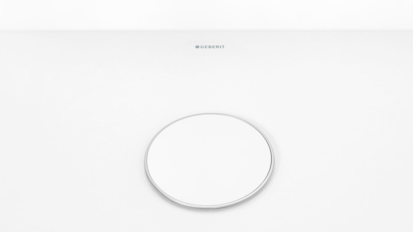 Fehér lefolyófedél diszkrét krómozott peremmel Fehér lefolyófedél diszkrét krómozott peremmel