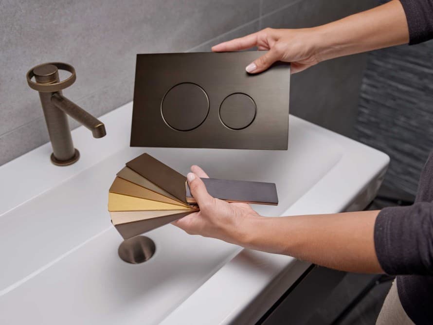 Geberit Sigma40 a mosdócsapteleppel harmonizáló antik bronz fémfelülettel Geberit Sigma40 a mosdócsapteleppel harmonizáló antik bronz fémfelülettel