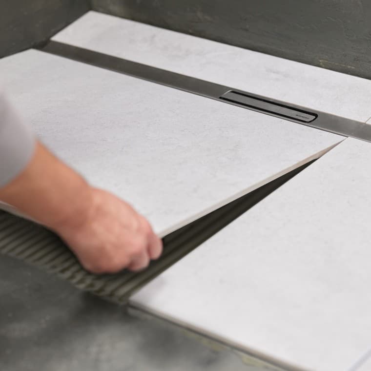 A zuhanyfolyóka kialakítása stabil rögzítést biztosít a padlóban. A zuhanyfolyóka kialakítása stabil rögzítést biztosít a padlóban.