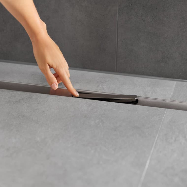 A fésűs szűrő felfogja a szennyeződéseket és a hajszálakat, könnyen kivehető, és egyszerűen tisztítható. A fésűs szűrő felfogja a szennyeződéseket és a hajszálakat, könnyen kivehető, és egyszerűen tisztítható.