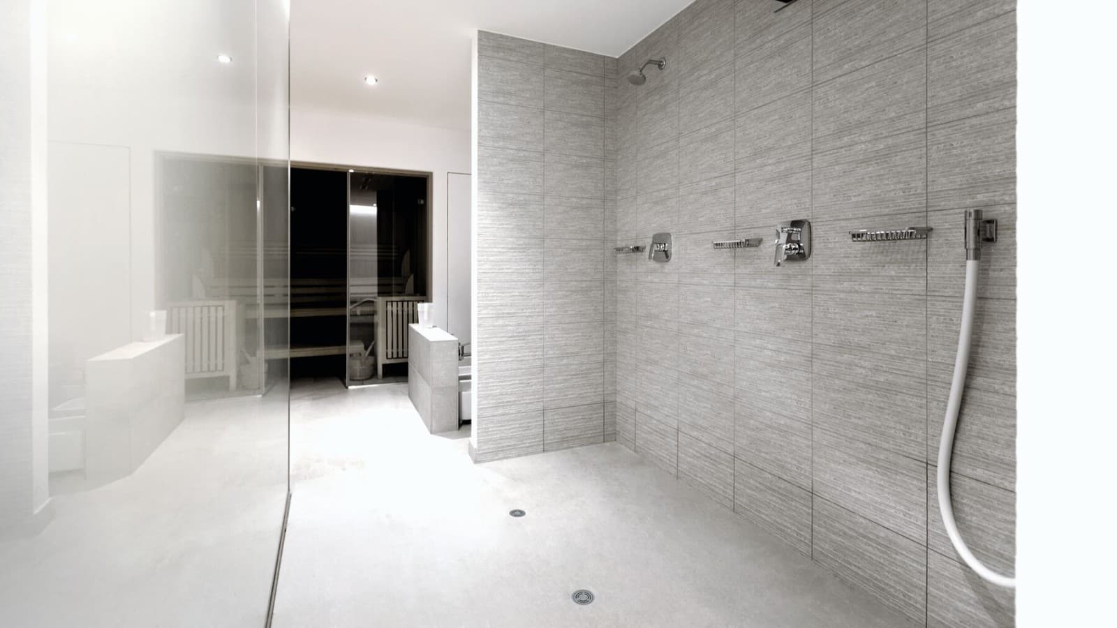 Félig nyilvános szaniterhelyiség vinilből (PVC) készült Geberit padlóösszefolyóval Félig nyilvános szaniterhelyiség vinilből (PVC) készült Geberit padlóösszefolyóval