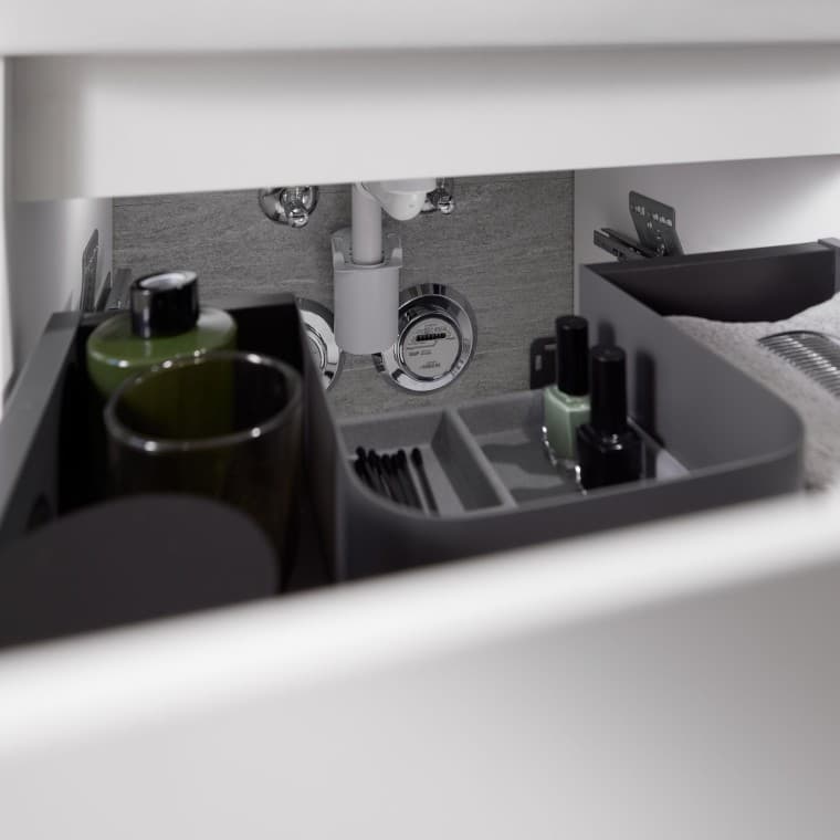 Az opcionális fiókbetétekkel és rendszerező dobozokkal ötletesen kialakított tárolóhely hozható létre a nagyobb rend érdekében. A szifonhoz való egyszerű hozzáférés pedig megkönnyíti a karbantartást és a tisztítást. Az opcionális fiókbetétekkel és rendszerező dobozokkal ötletesen kialakított tárolóhely hozható létre a nagyobb rend érdekében. A szifonhoz való egyszerű hozzáférés pedig megkönnyíti a karbantartást és a tisztítást.