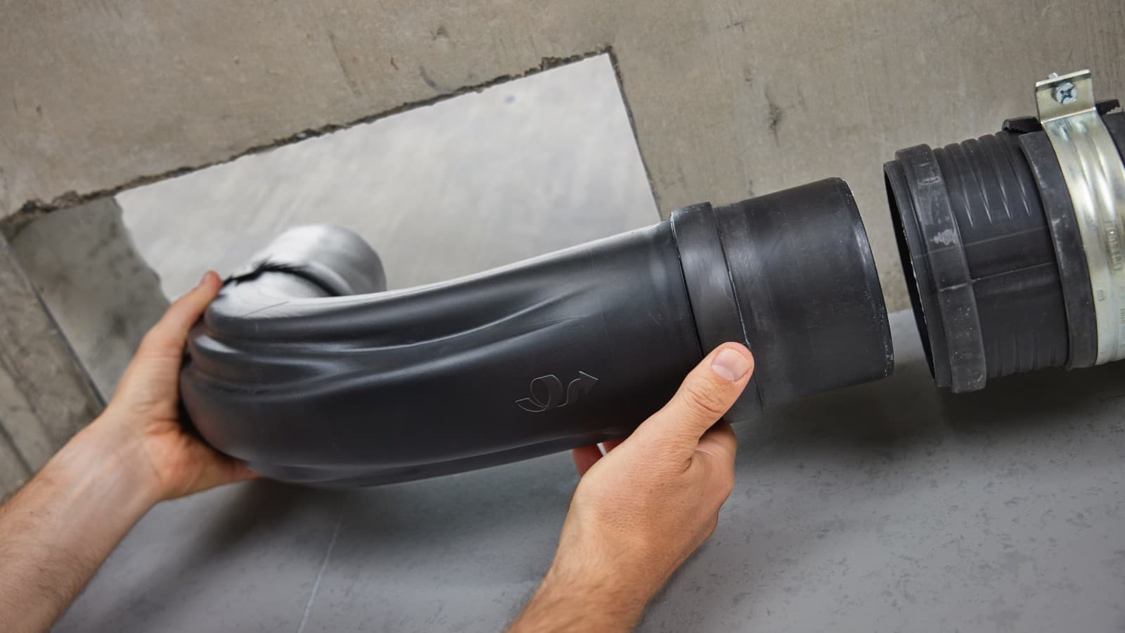 A Geberit BottomTurn ívidom beszerelése egyszerűbb és gyorsabb, mint két 45°-os ívidom használata A Geberit BottomTurn ívidom beszerelése egyszerűbb és gyorsabb, mint két 45°-os ívidom használata