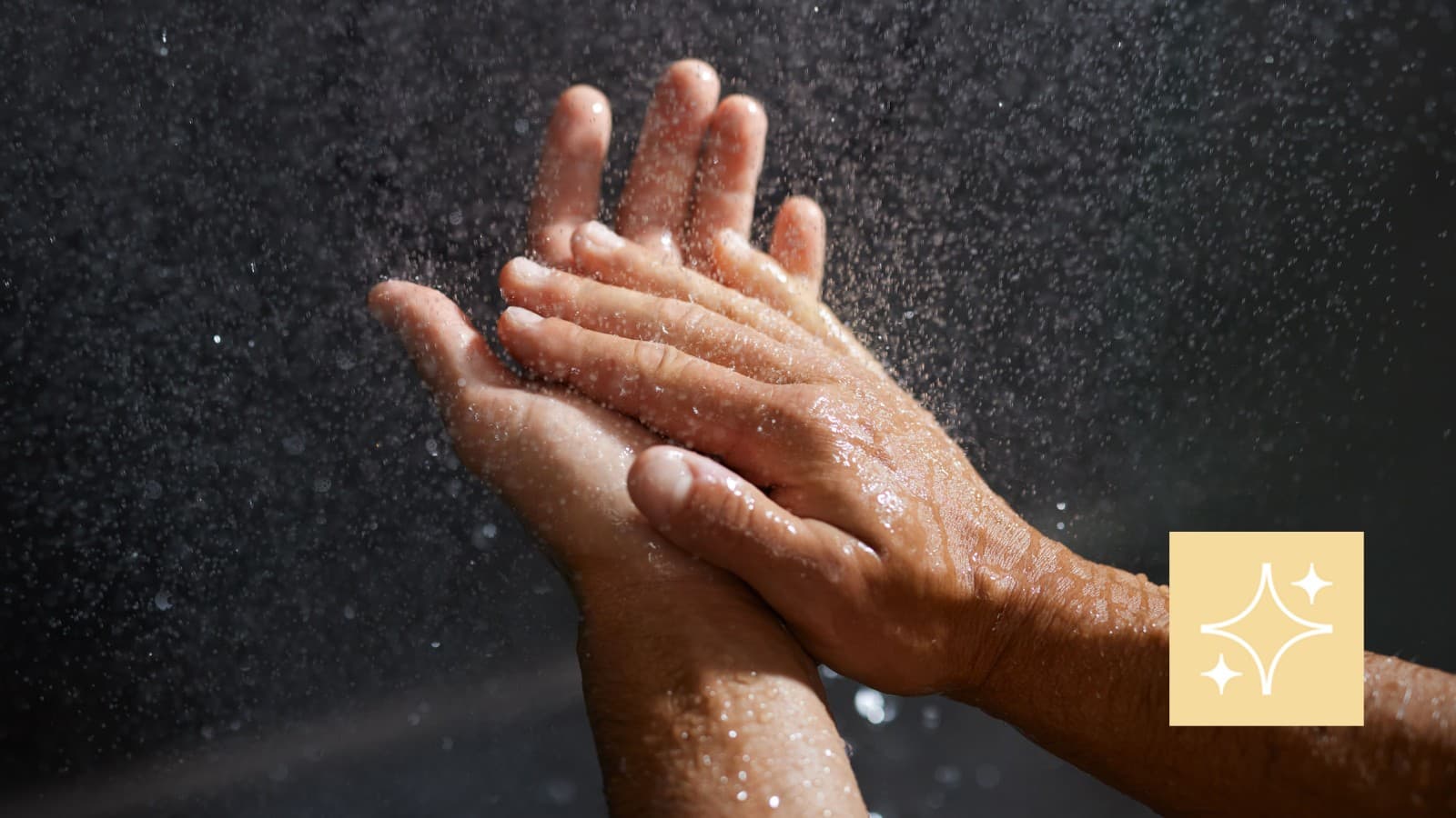 Egy nő tisztítja a Geberit CleanLine zuhanyfolyókát Egy nő tisztítja a Geberit CleanLine zuhanyfolyókát