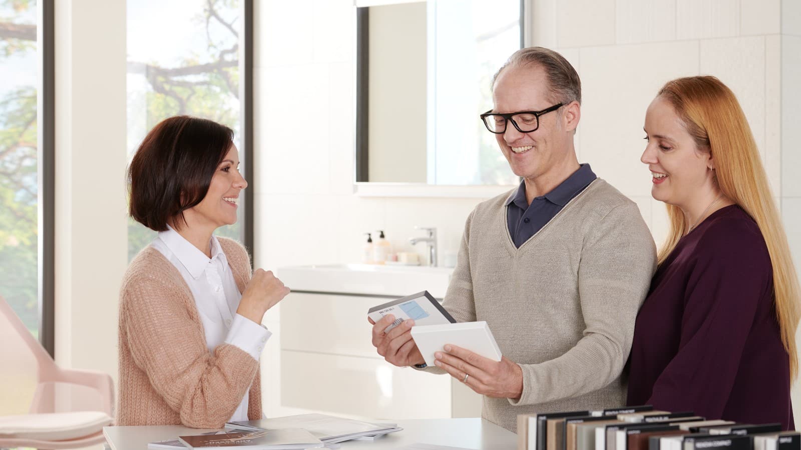 Érdeklődők a fürdőszoba-kiállításon Érdeklődők a fürdőszoba-kiállításon