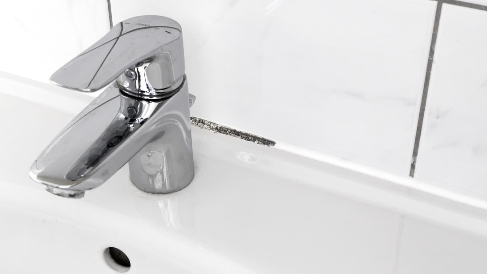 Penész a csempék fugáiban Penész a csempék fugáiban