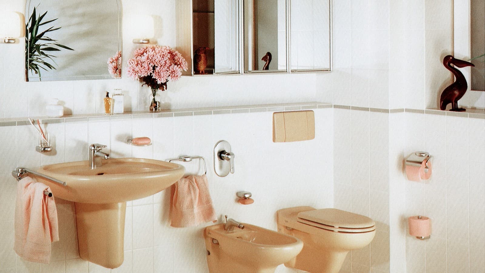 A színes kerámiák és működtetőlapok – valamint a fali WC-k – az 1970-es években érték el népszerűségük csúcsát A színes kerámiák és működtetőlapok – valamint a fali WC-k – az 1970-es években érték el népszerűségük csúcsát