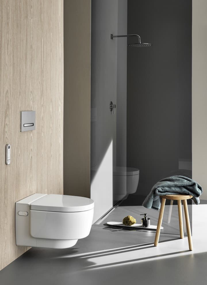 Geberit AquaClean Mera Comfort higiéniai berendezés távirányítóval és Sigma50 működtetőlappal (© Geberit) Geberit AquaClean Mera Comfort higiéniai berendezés távirányítóval és Sigma50 működtetőlappal (© Geberit)