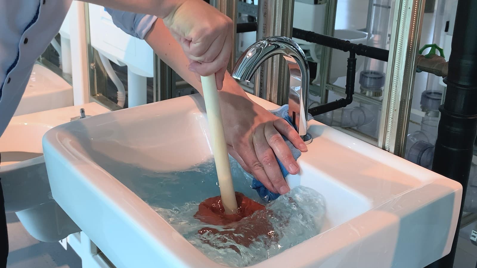 Fedje le a túlfolyót egy ruha anyaggal és kézzel Fedje le a túlfolyót egy ruha anyaggal és kézzel