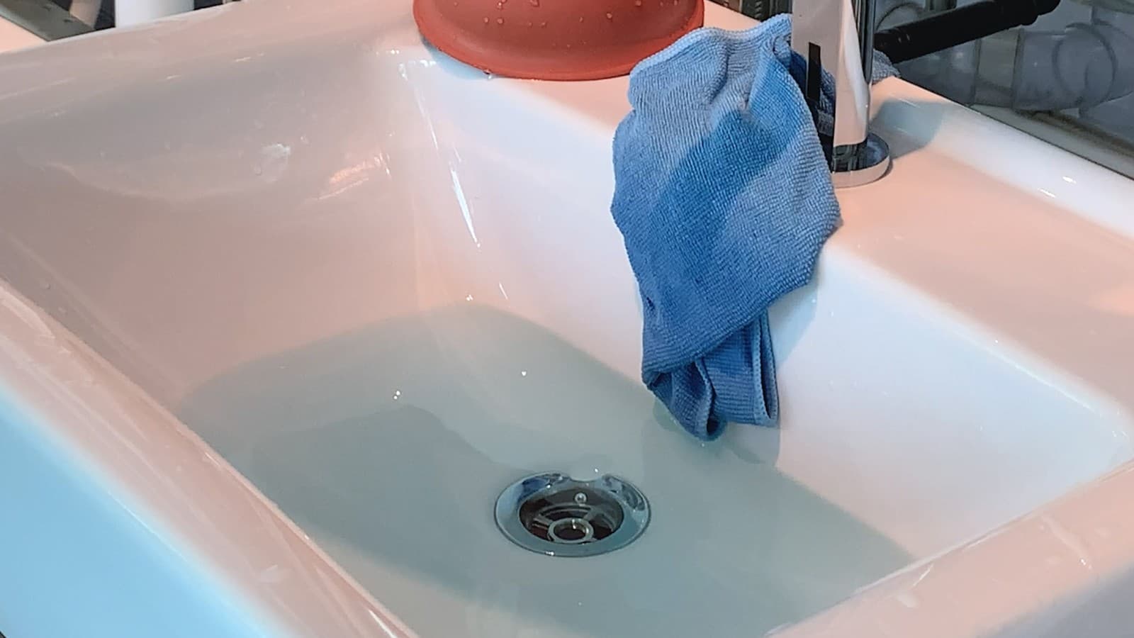 A víz lefolyik a mosogatóból A víz lefolyik a mosogatóból