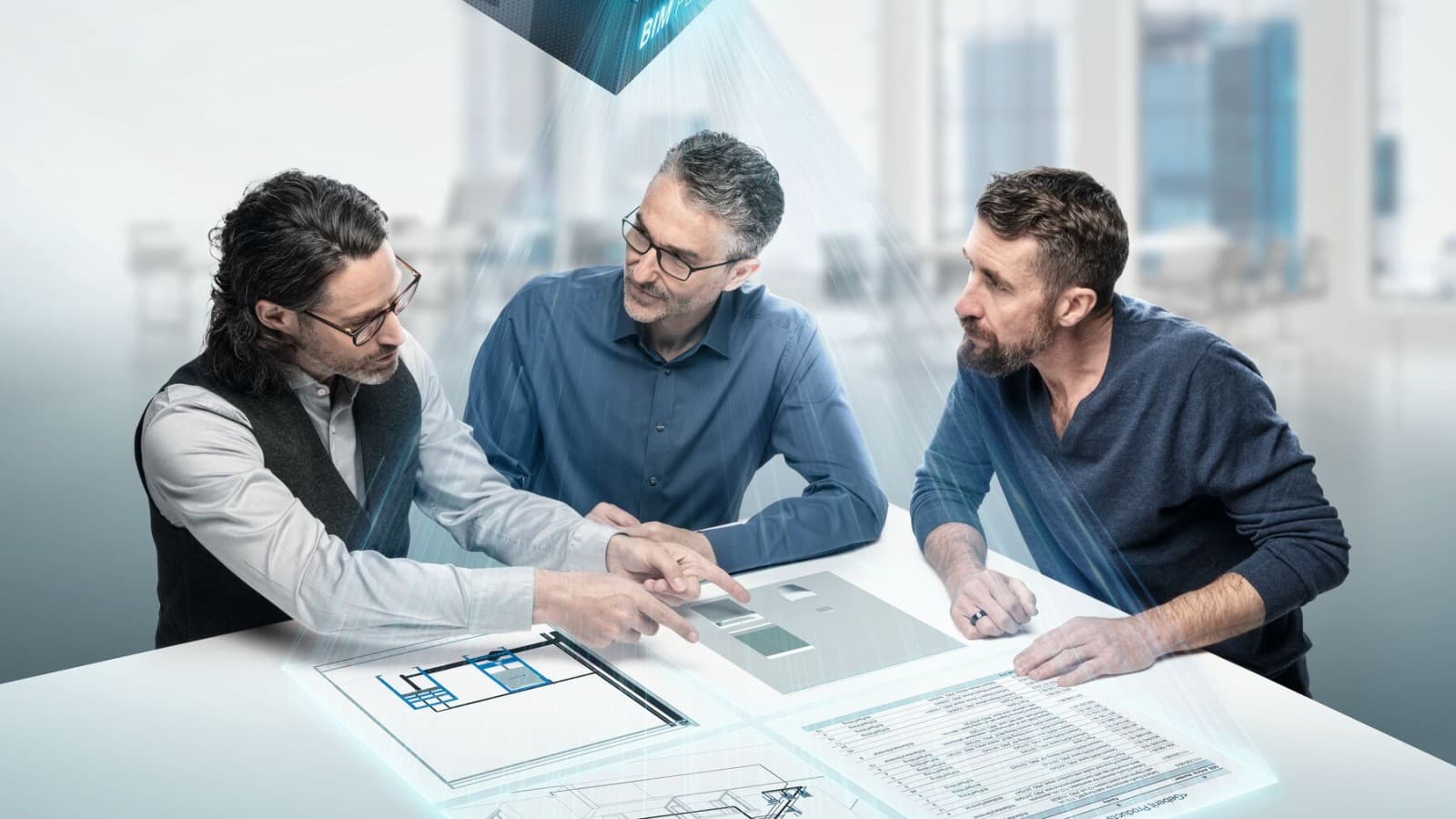 A tervezők egy BIM szimbólummal ellátott asztalnál egyeztetnek A tervezők egy BIM szimbólummal ellátott asztalnál egyeztetnek