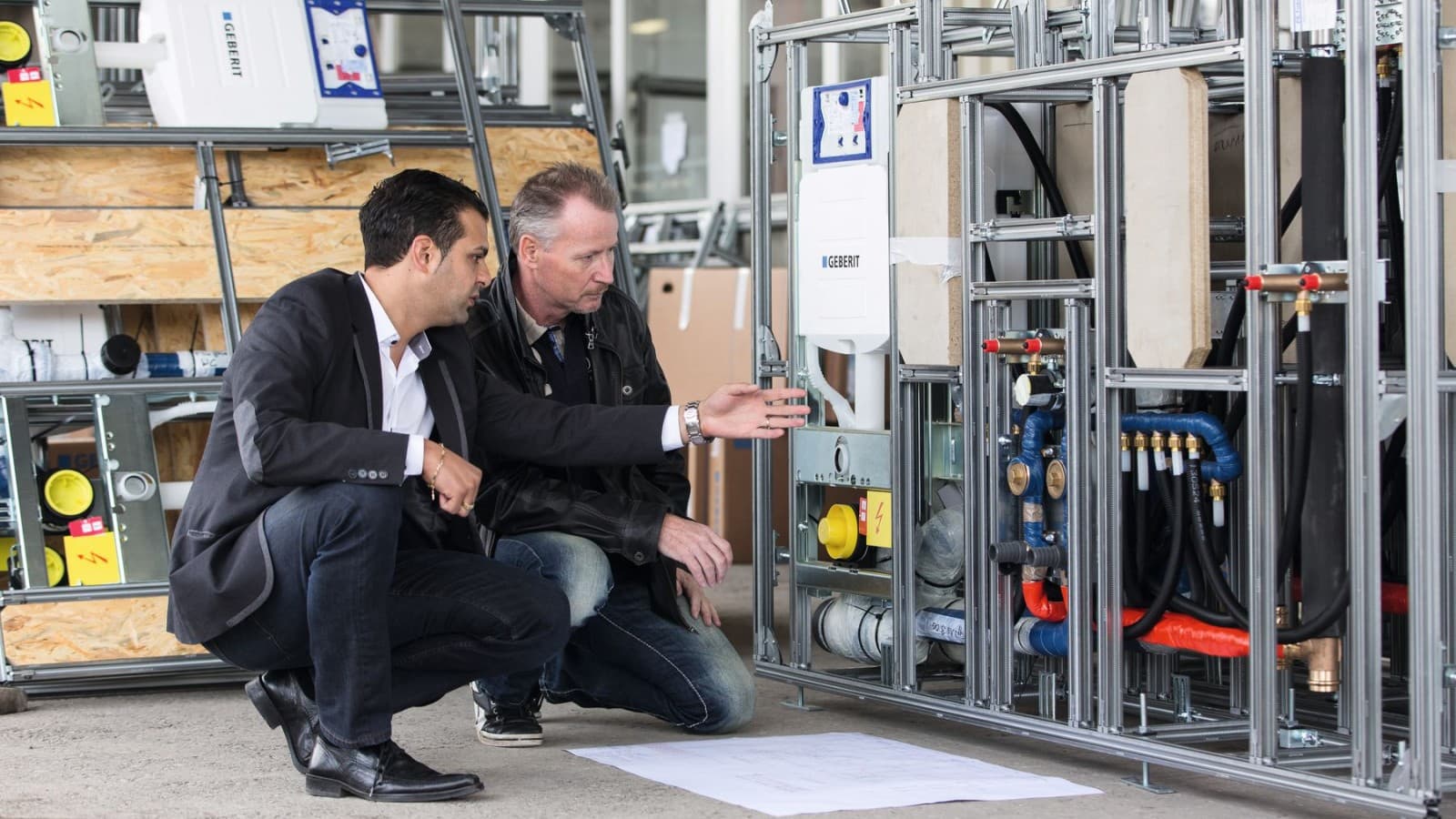 A Geberit értékesítési és műszaki tanácsadója a beszerelést ellenőrzi A Geberit értékesítési és műszaki tanácsadója a beszerelést ellenőrzi