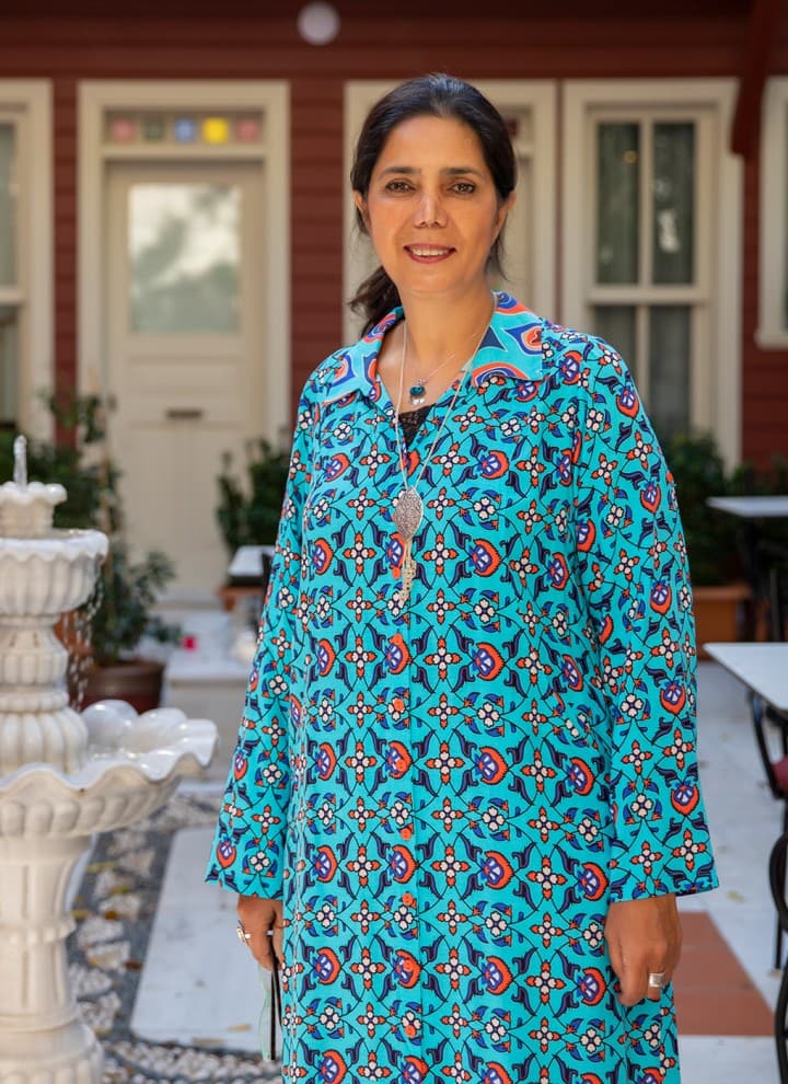 Restaurátor és szállodatulajdonos: Deniz Alkan az átalakított Turkish House szálloda belső udvarán Isztambulban (© Haydar Erçin) Restaurátor és szállodatulajdonos: Deniz Alkan az átalakított Turkish House szálloda belső udvarán Isztambulban (© Haydar Erçin)