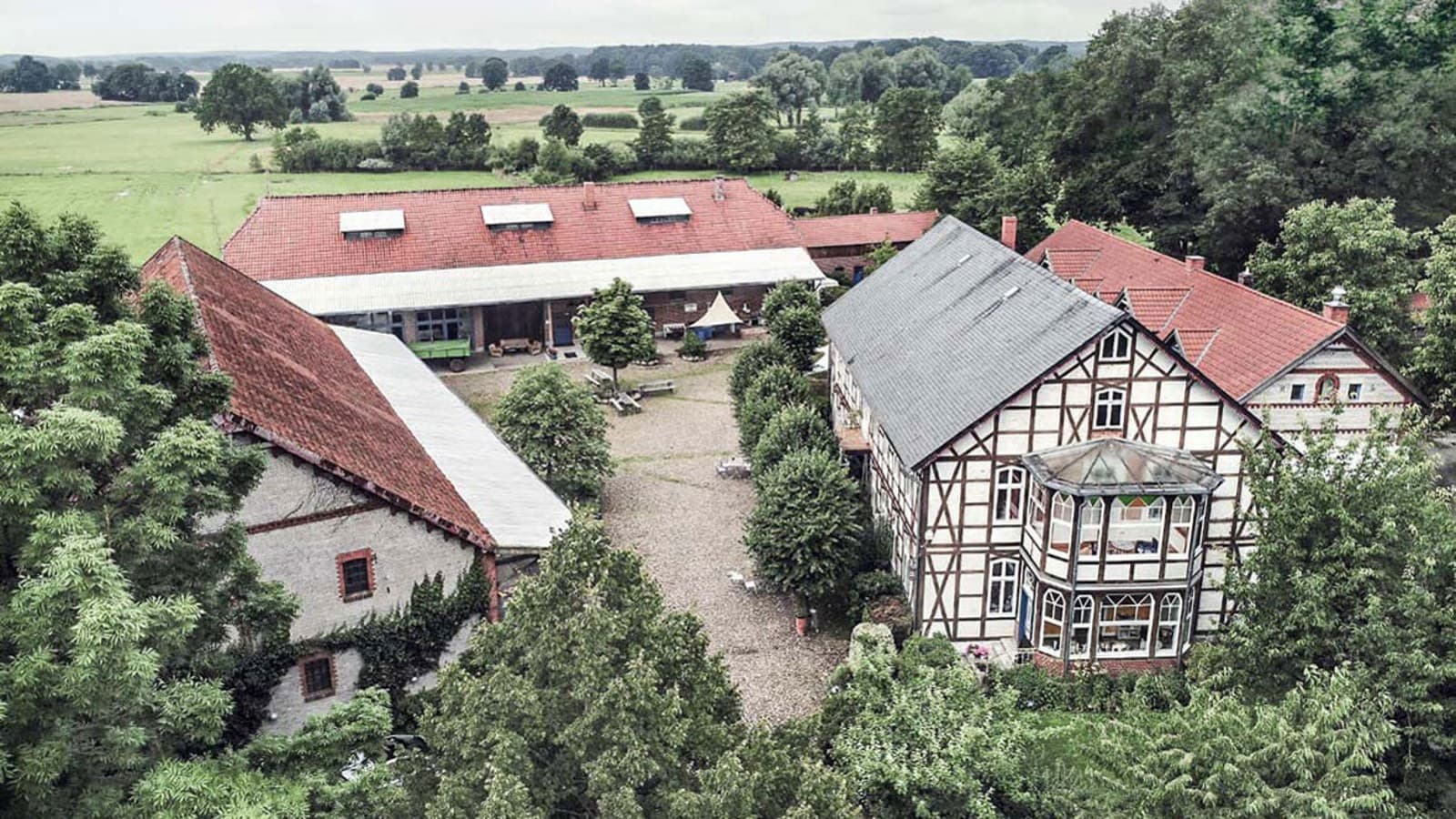 Az „Ein Ding der Möglichkeit” („Lehetőségek dolga”) projektnek a megbízók Észak-Németországban találtak otthont. A tágas birtokon több épület, többek között egy faszerkezetes ház is található. (© Geberit) Az „Ein Ding der Möglichkeit” („Lehetőségek dolga”) projektnek a megbízók Észak-Németországban találtak otthont. A tágas birtokon több épület, többek között egy faszerkezetes ház is található. (© Geberit)