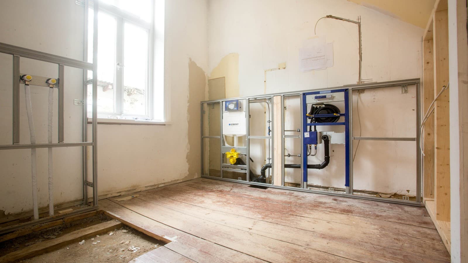 A megbízók nemcsak a falsík előtt, hanem a falsík mögött is Geberit termékeket választottak (© Geberit) A megbízók nemcsak a falsík előtt, hanem a falsík mögött is Geberit termékeket választottak (© Geberit)