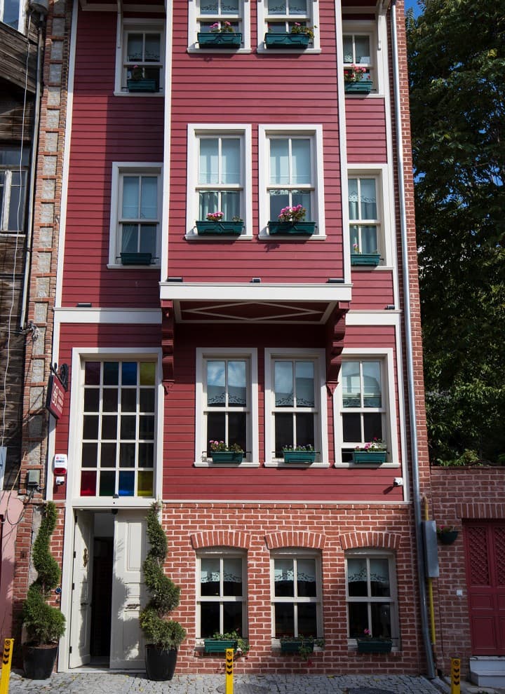 Előtte – utána: Az épület az átalakítás előtti állapotában és a 2022-es megnyitáskor (© Haydar Erçin) Előtte – utána: Az épület az átalakítás előtti állapotában és a 2022-es megnyitáskor (© Haydar Erçin)