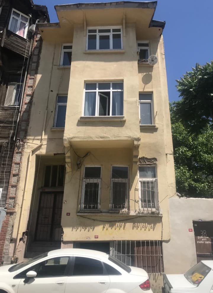 Előtte – utána: Az épület az átalakítás előtti állapotában és a 2022-es megnyitáskor (© Hotel Turkish House) Előtte – utána: Az épület az átalakítás előtti állapotában és a 2022-es megnyitáskor (© Hotel Turkish House)