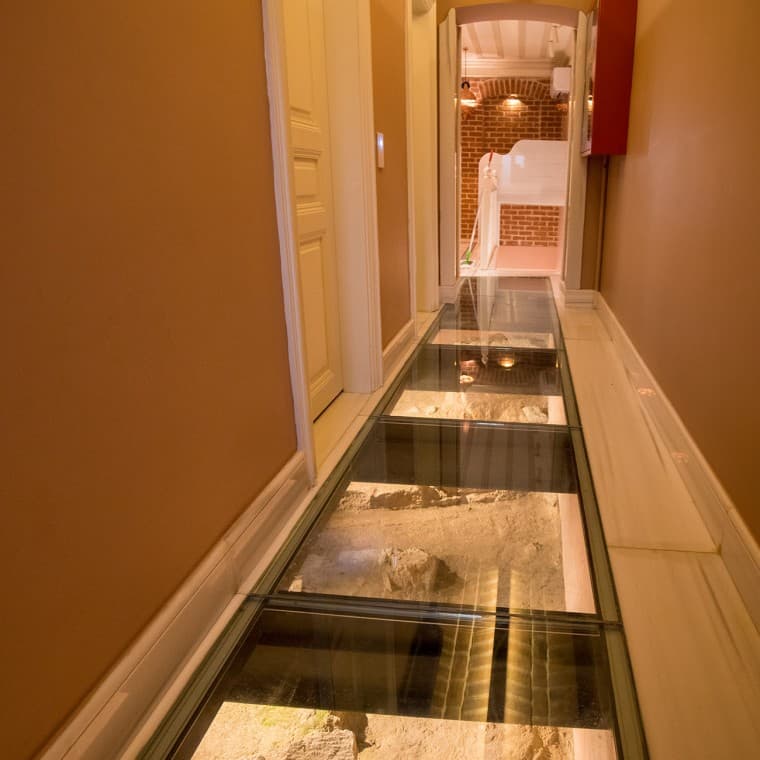 A földszinti folyosókon az egykori palota falának ősi maradványai láthatók az üvegpadló alatt (© Hande Erçin) A földszinti folyosókon az egykori palota falának ősi maradványai láthatók az üvegpadló alatt (© Hande Erçin)