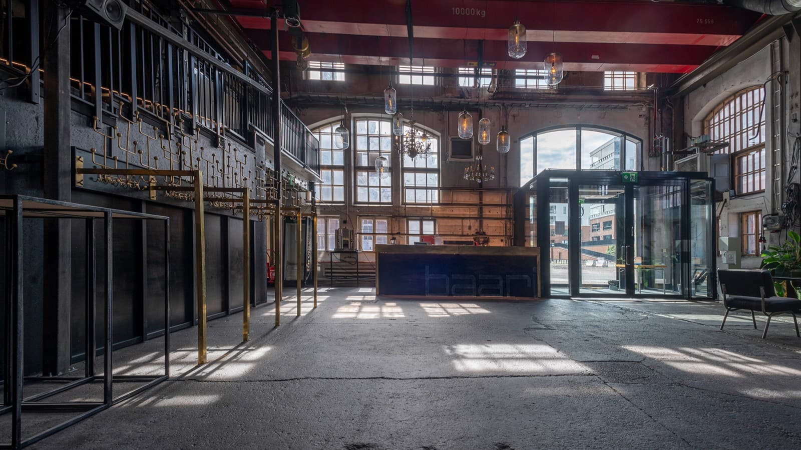 A Konepaja kínálata rendkívül változatos. Bárok, klubok, sport- és kulturális események helyszínéül szolgál (© Kansallis Teatteri) A Konepaja kínálata rendkívül változatos. Bárok, klubok, sport- és kulturális események helyszínéül szolgál (© Kansallis Teatteri)