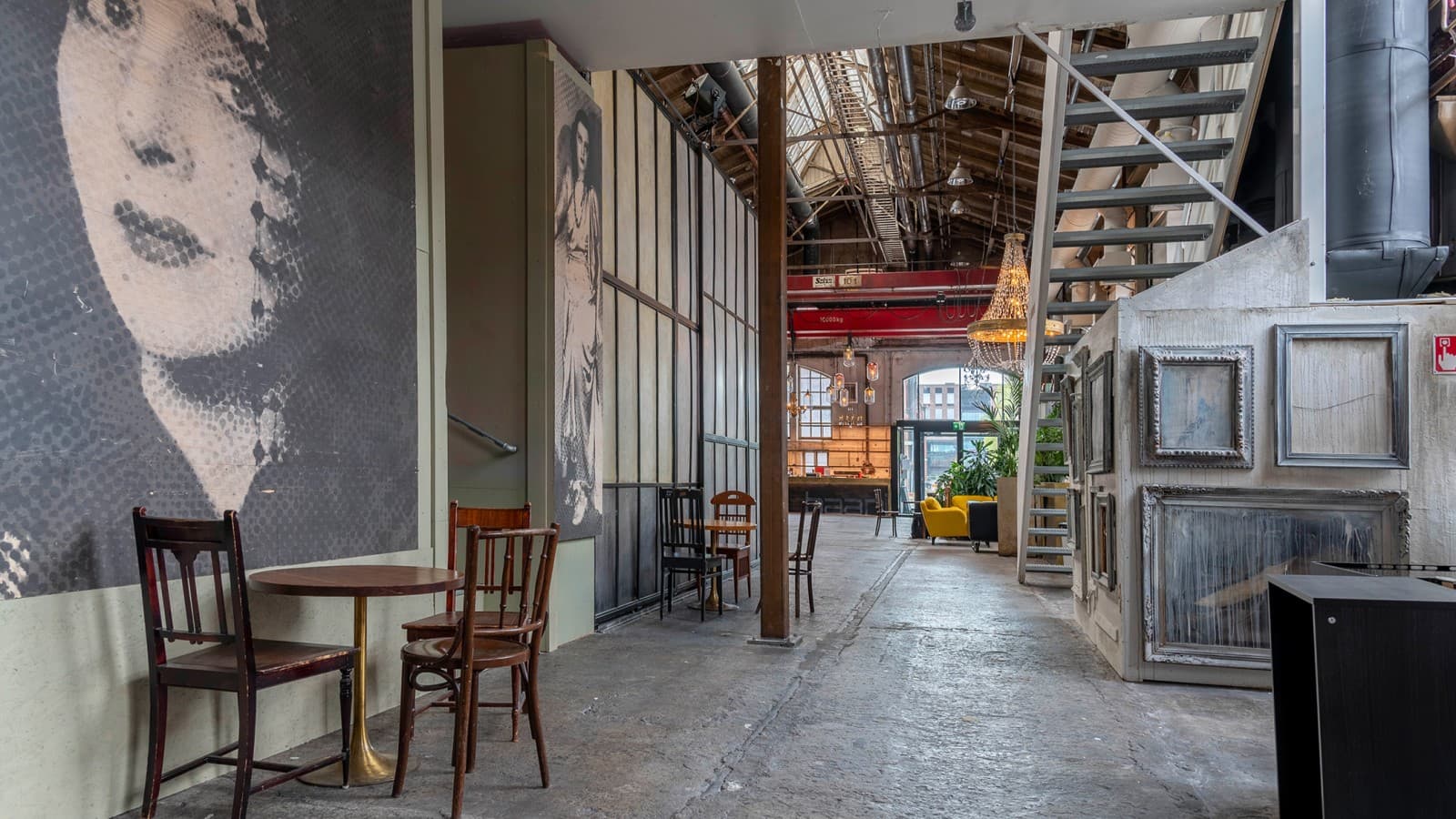 A gyárból kialakított nappali (© Kansallis Teatteri) A gyárból kialakított nappali (© Kansallis Teatteri)